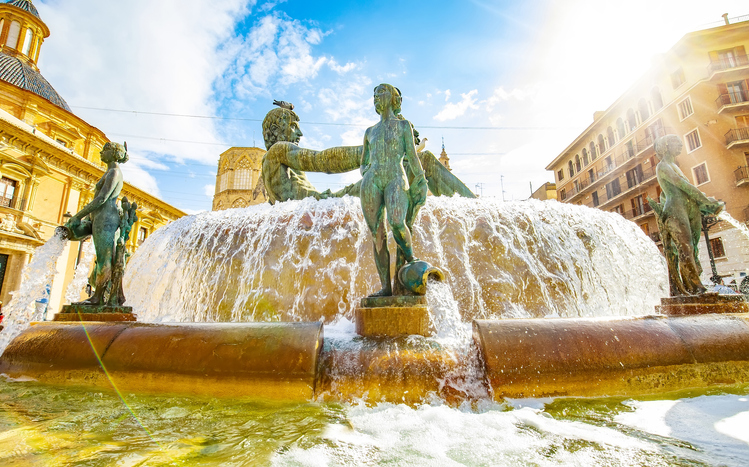Fuente de las ocho acequias del Turia en Valencia