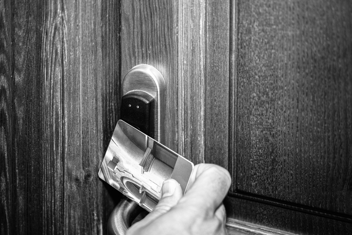Cómo abrir una puerta con la llave puesta por dentro